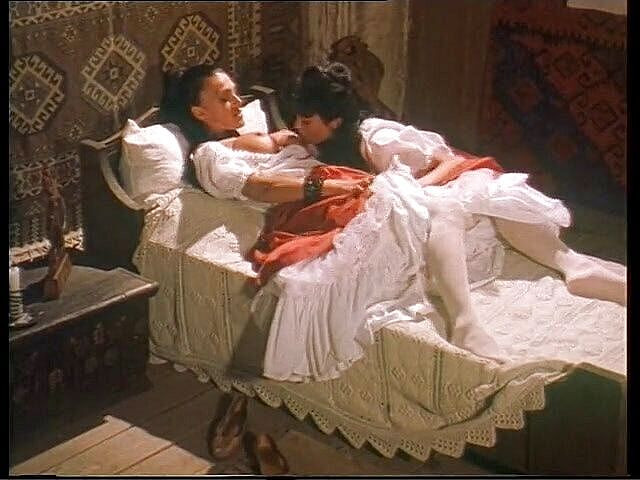 Lesbian Illusion: Deux lesbiennes sexy à gros nichons se lèchent