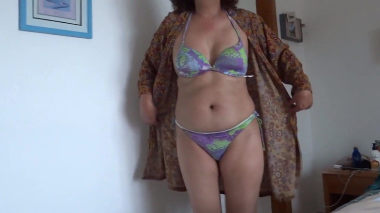 Ardientes69: ビーチで休暇中のラテン系継母がビキニ姿で披露