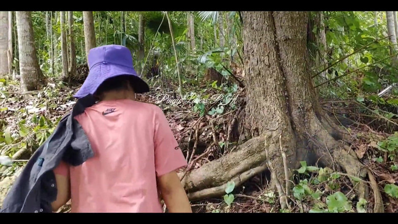 Vixenn Cruz: Přítelkyně usnadňuje sex v lese, takže ji Mister nechytí