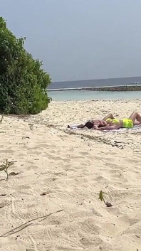 Sapık büyük memeli orta yaşlı seksi kadın ve üvey kızını mastürbasyon yapıyor ve güneşlenirken yüzlerine boşalıyor
