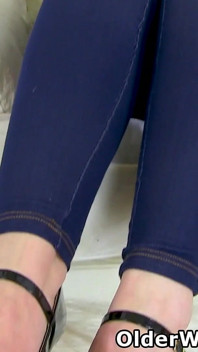 Queen of Scotland Toni Lace Peels off Her Jeans and Slides Her Fingers Into Her Wet Pussy