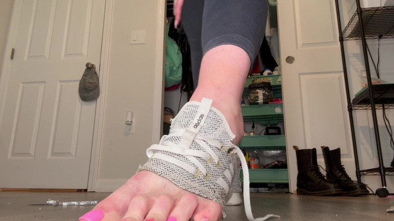 Peppermint Giantess: Destruyendo zapatos de talla 9-10 para adaptarse a la talla 16 pies