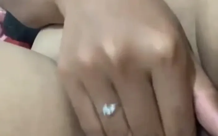Jilbab69: Prima di fare una doccia, inserisci la tua vagina fino...