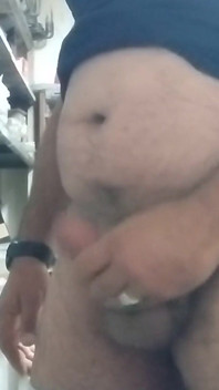 Maskulin björn pappa kommer på kontoret