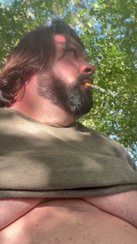 Urso fumando e jacking na floresta