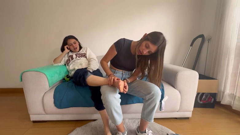scarlettandc: मेरी प्रेमिका मेरे पसीने से तर, गंदे पैरों को महकाकर और मालिश करके मुझे अपनी कामोत्तेजना दिखाती है जब तक कि मैं चरमसुख नहीं ले लेती
