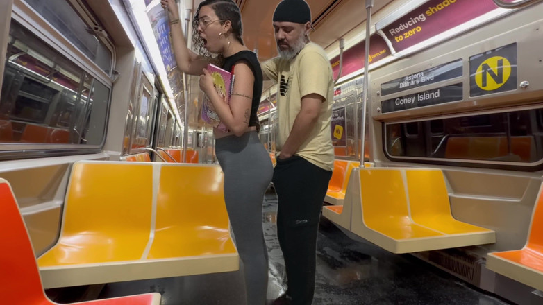 Gabi SweetCouplesStories: Chica estudiante se corre en el metro de Nueva York