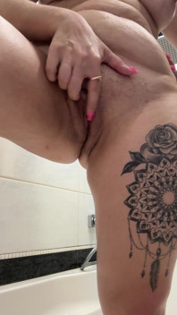 J’aime quand une grosse bite me perce les trous profondément et je crie bruyamment et tu me fermes et tu me baise encore plus fort