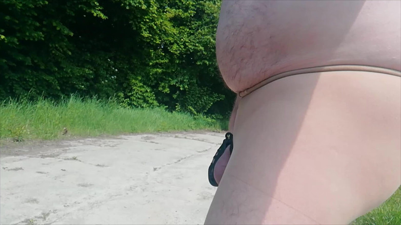 Carmen_Nylonjunge: Outdoor Pause in Feinstrumpfhose Auf Dem Feldweg