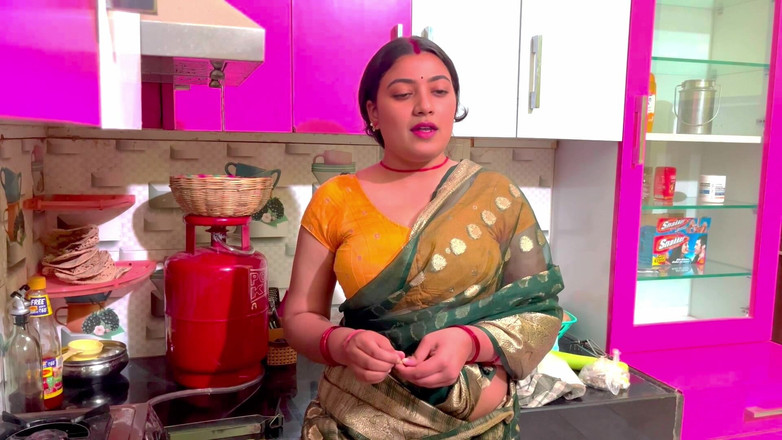 Hotty_ragini: 我正在狠狠地操我的继母，继母想念我的继父，所以她想要我坚硬的鸡巴，完整的印地语视频