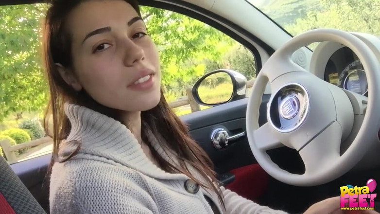 Smokin Fetish: Une ado sexy fume dans une voiture
