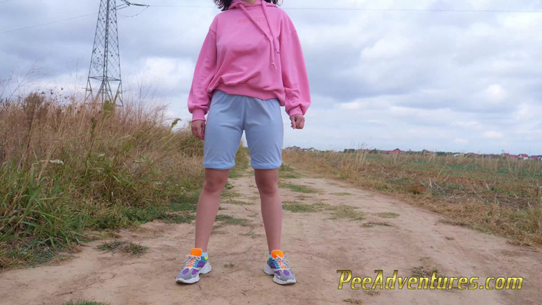 Pee Adventures: Хипстерская девушка с капюшоном, писает в ее джинсах и писает рядом с колесом машины