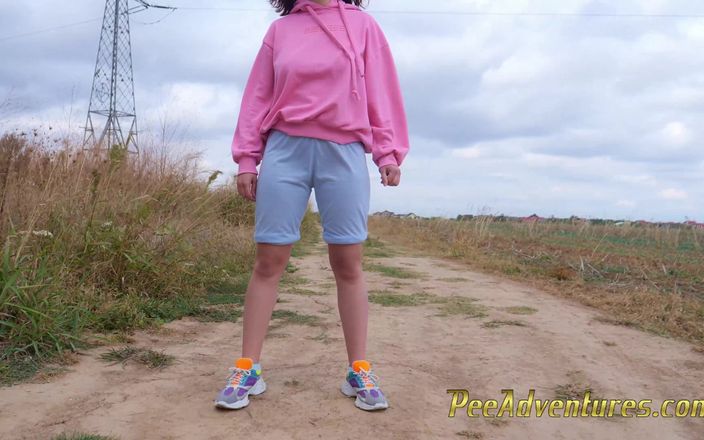 Pee Adventures: Hipster-mädchen mit einem hoodie pinkelt ihre jeans und pinkelt neben...