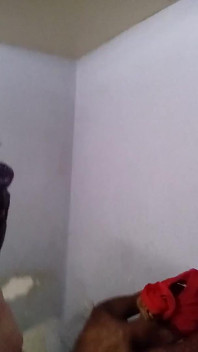 Une fille noire sexy se fait baiser en levrette avec des talons hauts et un missionnaire
