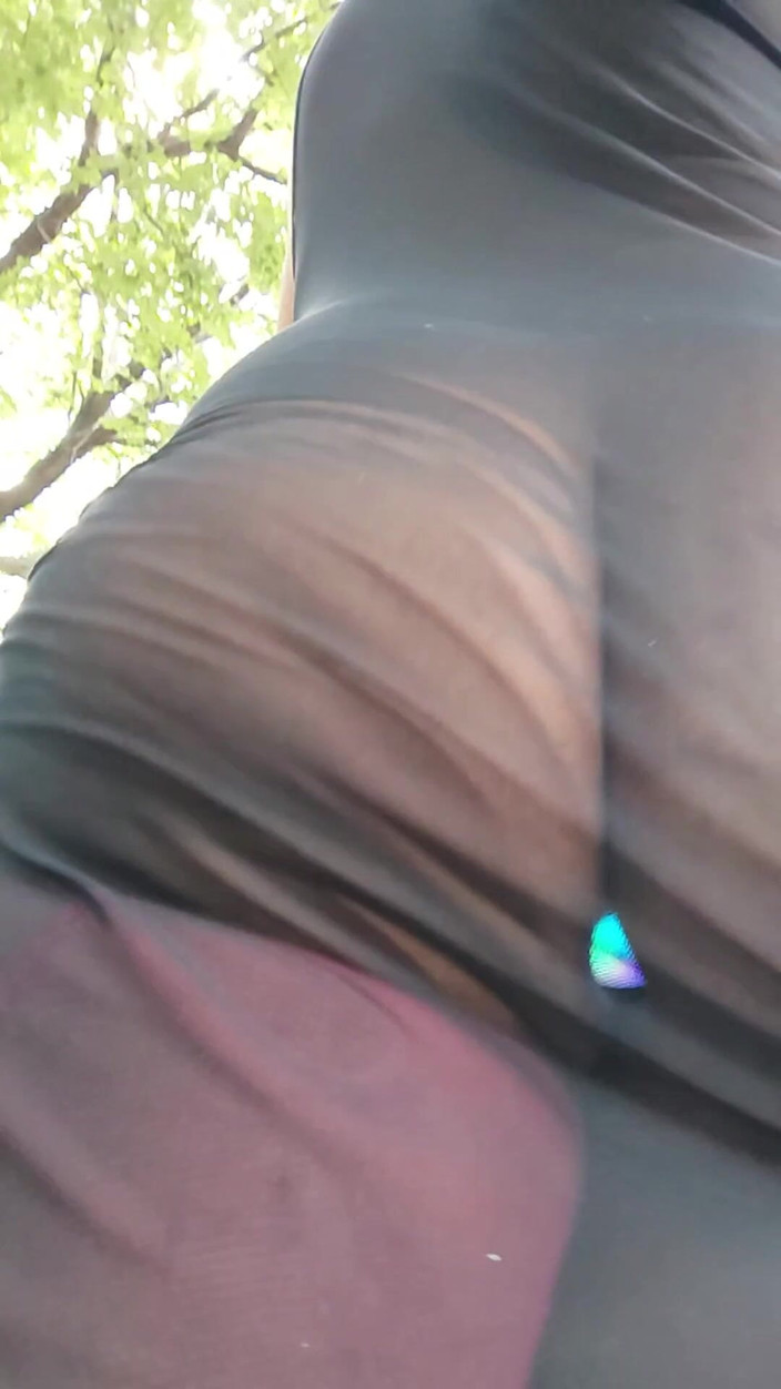 KNKY Bee: Bee led takılı götle dışarıda yürüyüş yapıyor