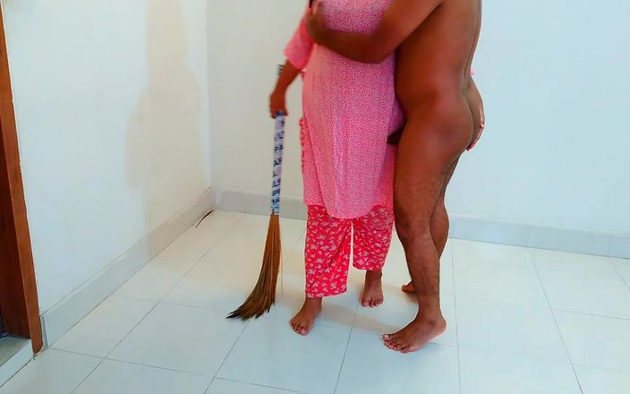 Aria Mia: Knullar en vacker MILF Hijab Maid i Pakistan - Stor röv &amp;enorma...