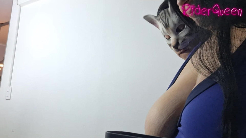 Riderqueen: Mama vitregă împarte patul cu fiul vitreg - Video pentru fani MILF...