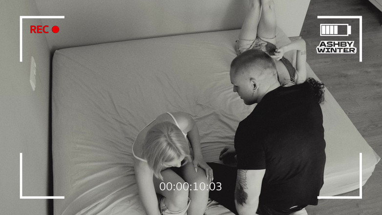 Ashby Winter: In der Werbung, peinlicher Sex mit dem Admin, der unseren...