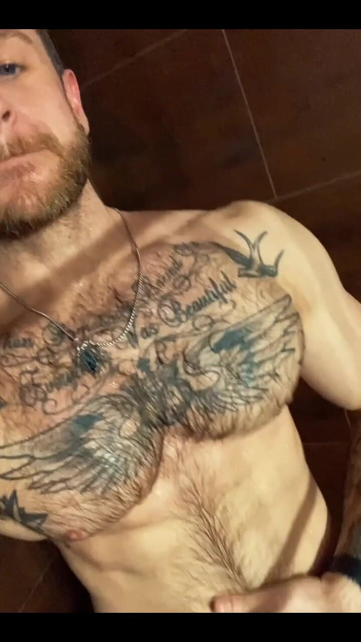 Leo Bayne: Feelin Playful Message Me Guys;)