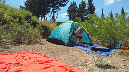 Kit Belove Straight: Doi bărbați au întâlnit un cuplu și i-au futut iubita chiar pe...