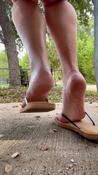 I piedi provocanti all'aperto di lila hotwife: Parte 2 - Ti piacciono le mie suole e i suoni infradito?