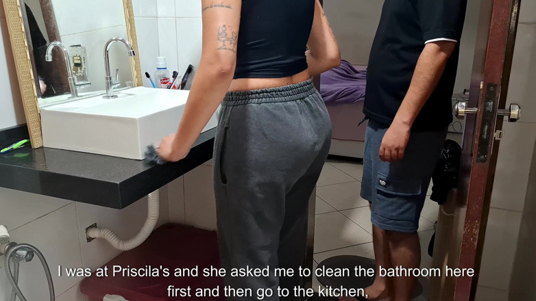 Gabi SweetCouplesStories: Pegando a empregada no banheiro enquanto a esposa toma banho...