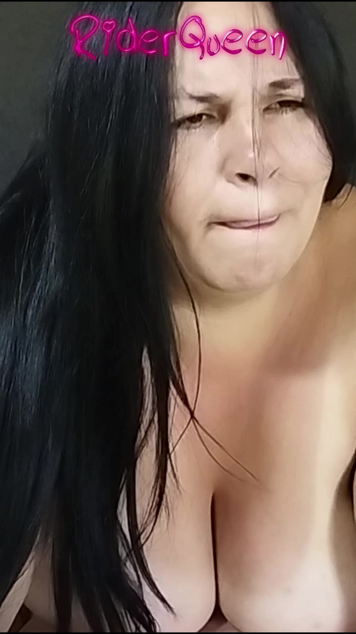 Riderqueen BBW Step Mom Latina Ebony: 与 Riderqueen 大屁股拉丁胖熟女啪