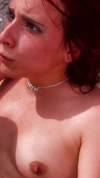 Adorabile ragazza rossa scopata sulla spiaggia