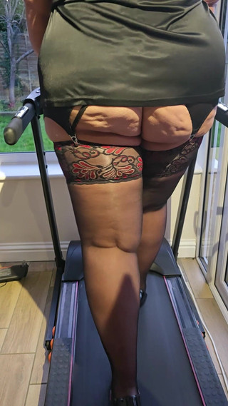 Slutty Ms B: Gehen auf dem Laufband in Strümpfen und Absätzen