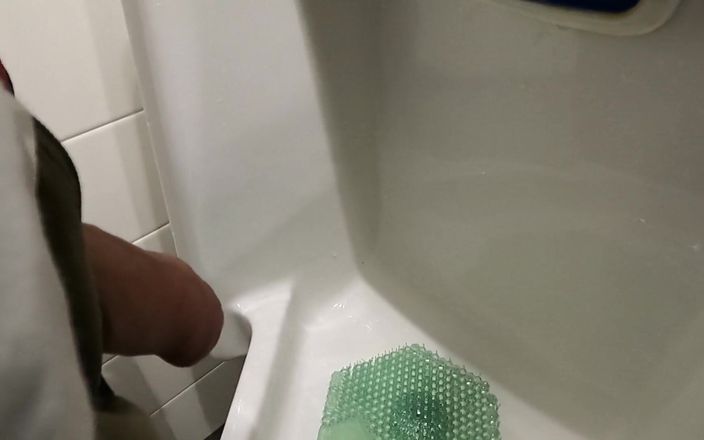 Russie good boy: Писяння в Urinal