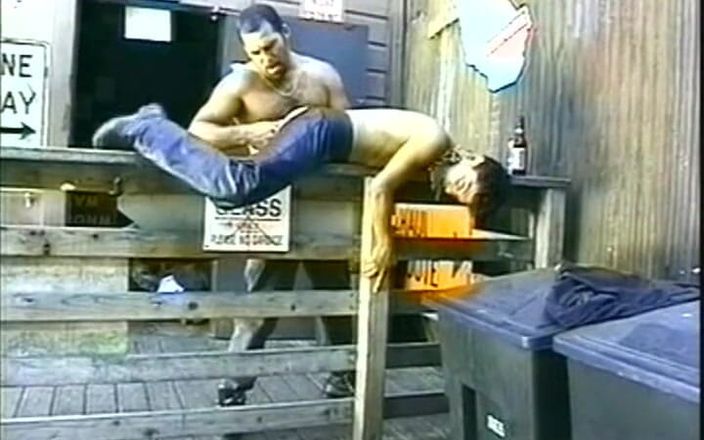 Gay vintage vibes: Des hommes audacieux en extase 8