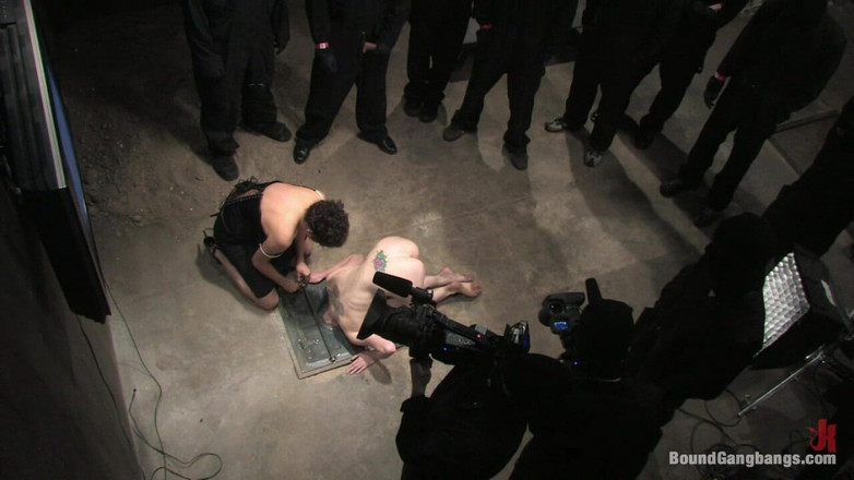 Bound Gang Bangs by Kink: Un gangbang 3