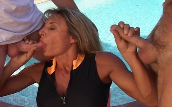 Monde Francais: Une MILF blonde française à gros nichons fait un trio en...