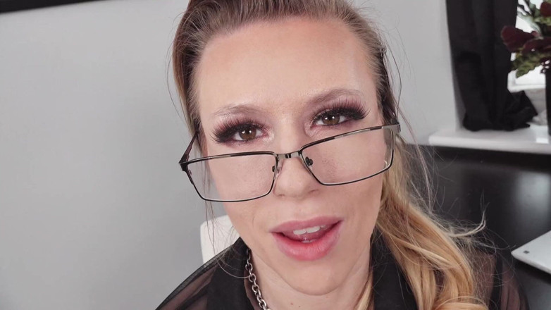Michelle Moist: Secretária do escritório com tesão se masturbando no trabalho