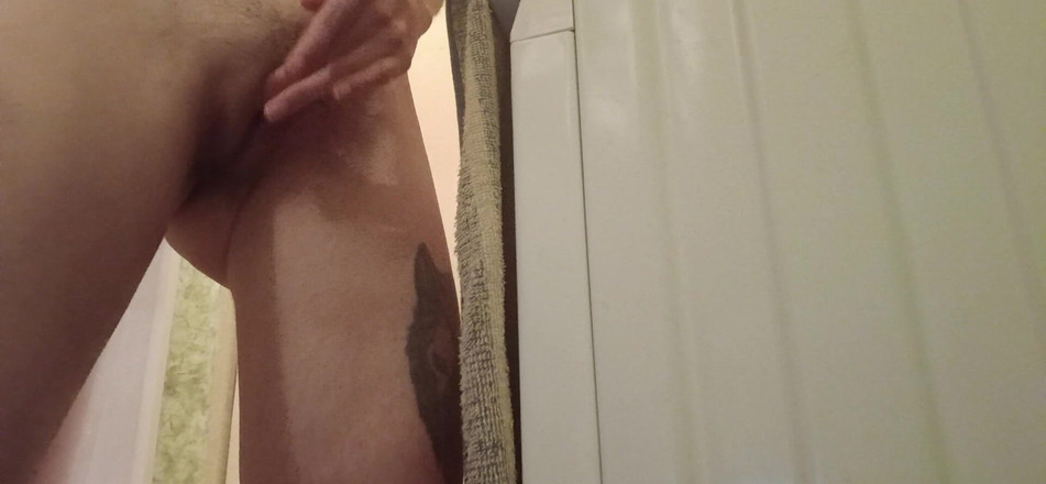 Lesbian-illusion: Awek kurus dengan pantat kecil melancap dan memancut mani dengan...