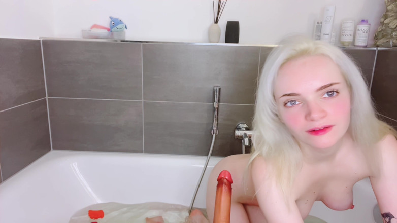 Amber Kawaii: Baie cu vibratorul meu mare: scuipat, futai cu țâțe și adânc în gât