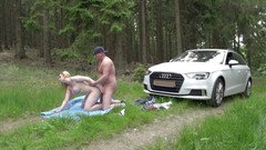 Pornstars fucking XXX: Приголомшливу блондинку з великими цицьками жорстко трахають на відкритому повітрі