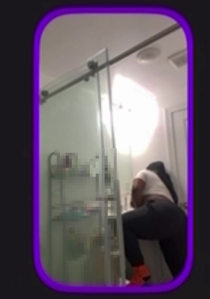 Anye Meshell: Mmmm 这些的男人在视频通话中看着我