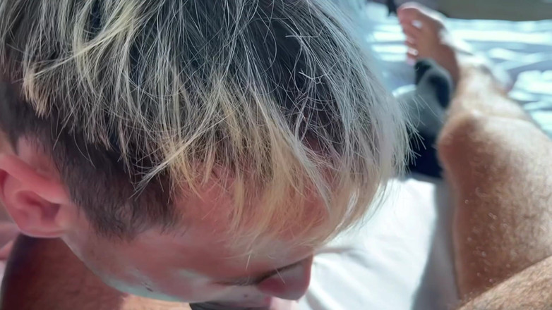 Nick Lewis: 두 명의 트윈크 창녀를 생생하게 따먹는 아르메니아 아빠