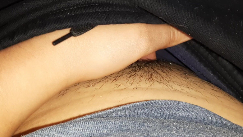 Lesbian-candys: 私はセックスが欲しくて、パンティーに手を入れて、バス停で自慰行為を始めました-レズビアンキャンディー