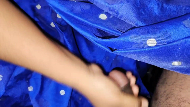 Akhi moni: Dia menemukan ayah tiri mertuanya sendirian di kamar dan menidurinya.