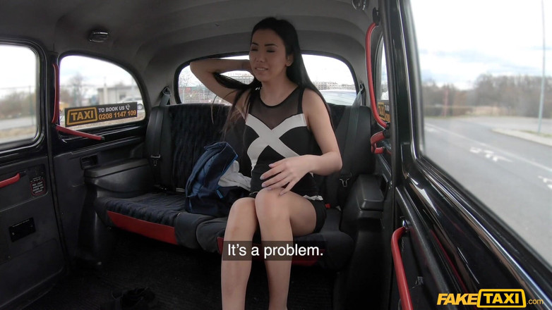 Fake Taxi: Taxi giả mạo - đôi chân của alina crystall châu Á đi cả lên