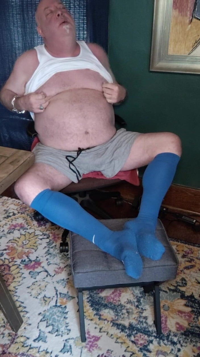 beardaddychub: Branlette dans Titey Whities et les longues chaussettes bleues