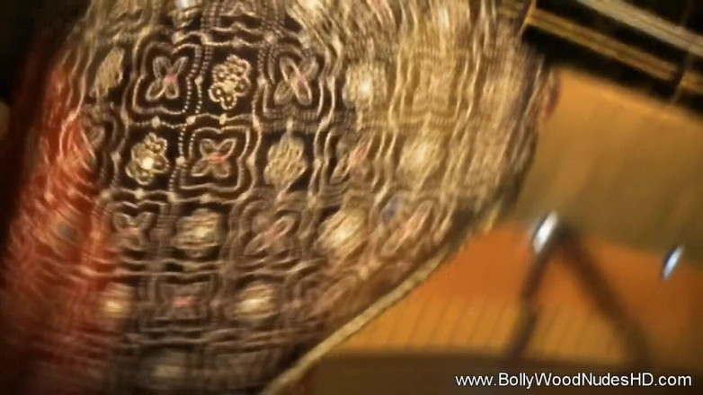 Bollywood Nudes: Sento la sua strada attraverso mosse di danza erotica