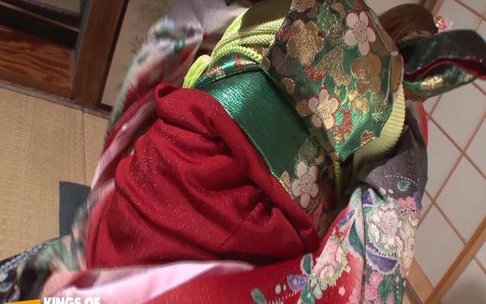 Pure Japanese adult video ( JAV): セクシーな日本人の女の子が男の前で情熱的に自慰行為をする