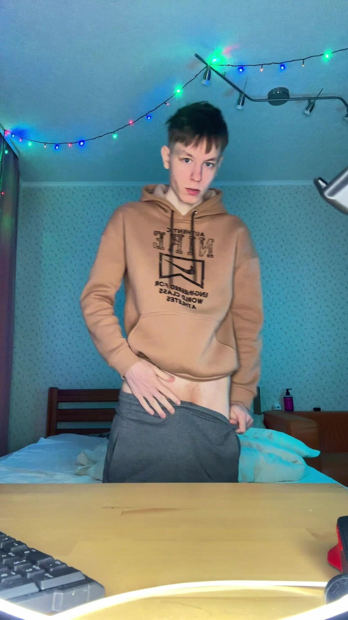 Morflot24: Tonton saya mengusap zakar besar saya yang bersembilan inci sehingga...