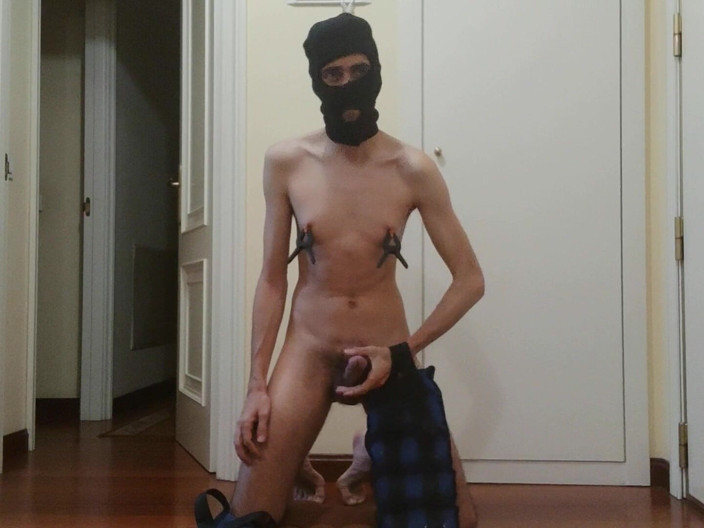 Slave Sparrow: De Rodillas, Y Con Los Brazos En Cruz