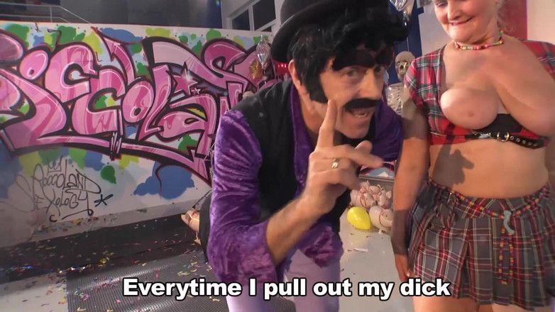 Rocco Siffredi porn: Si rambut coklat kasut tumit tinggi dikongkek di atas meja