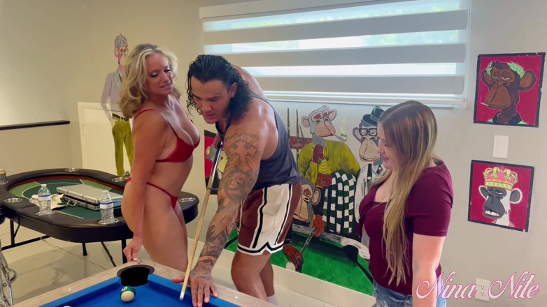 Nina Nite: Nina bawi się z pasierbicą i chłopakiem