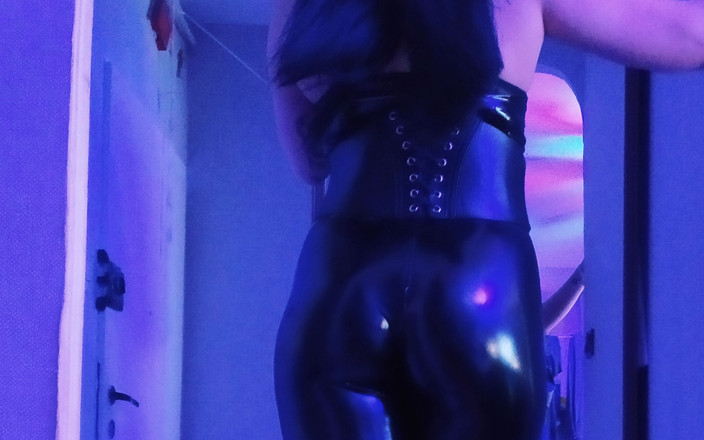 KatrixandCaliforniaLatex: La sventola Katrix balla e posa in lattice e tacchi...